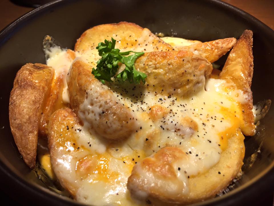 4月から新メニューのフライドポテトチーズ焼きを紹介します。